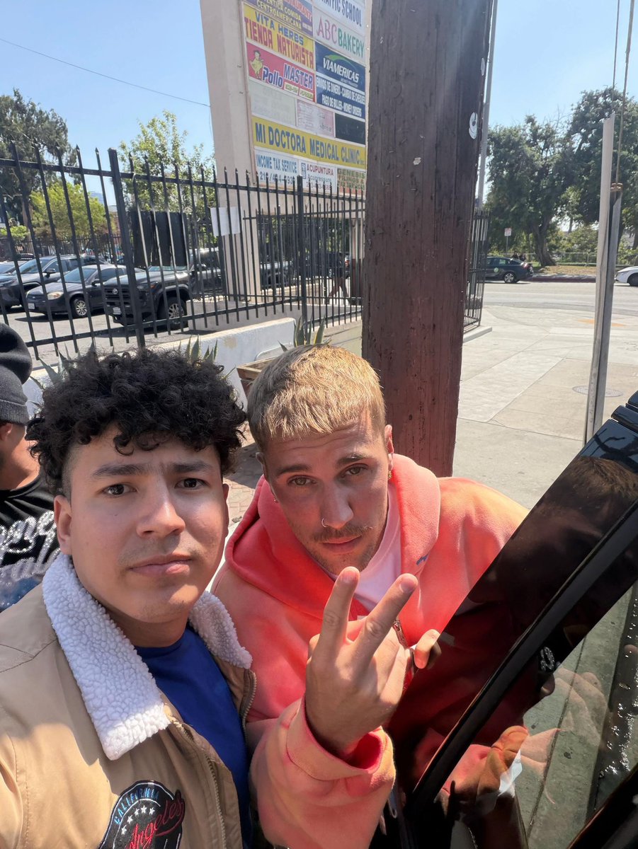 JBCrewdotcom's tweet photo. Photos of Justin Bieber with a fan in California. (September 22) https://t.co/zG3Bq6DWiR