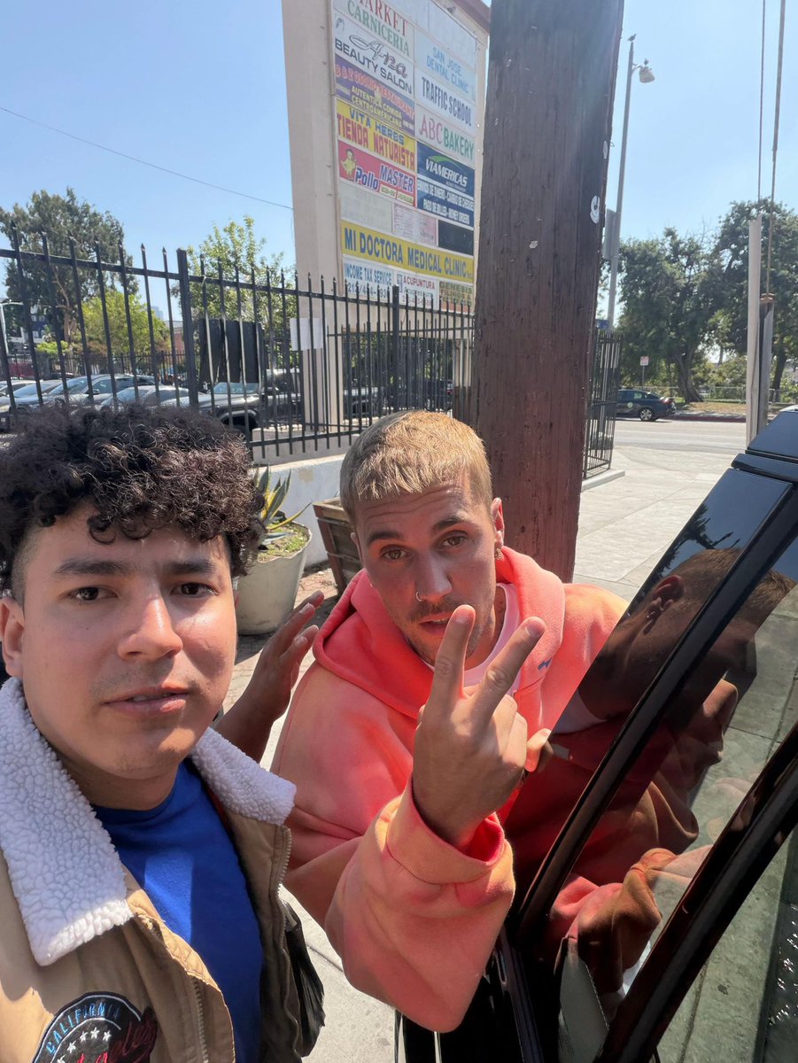 JBCrewdotcom's tweet photo. Photos of Justin Bieber with a fan in California. (September 22) https://t.co/zG3Bq6DWiR