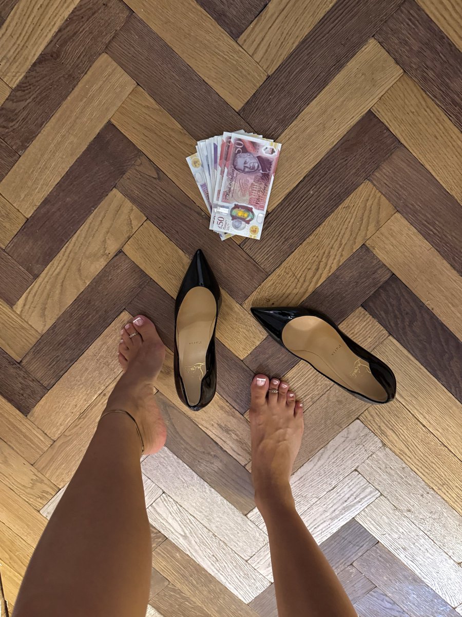 UrgirlCnah's tweet photo. A pretty woman standing over a pile of cash is basically modern art https://t.co/74s6ahFb9a