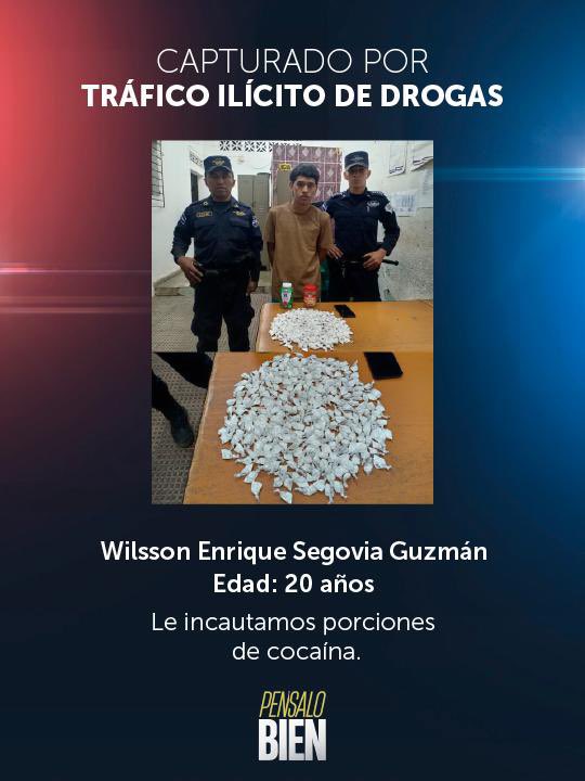 PNCSV's tweet photo. Equipos policiales en conjunto con alumnos de la @ANSPSV capturaron a Wilsson Enrique Segovia Guzmán, de 20 años de edad.

Le incautaron casi 300 porciones de cocaína valoradas en más de 7 mil dólares.

Será remitido por el delito de tráfico ilícito de drogas.

Las drogas ya no son un negocio en El Salvador

Pensalo bien.