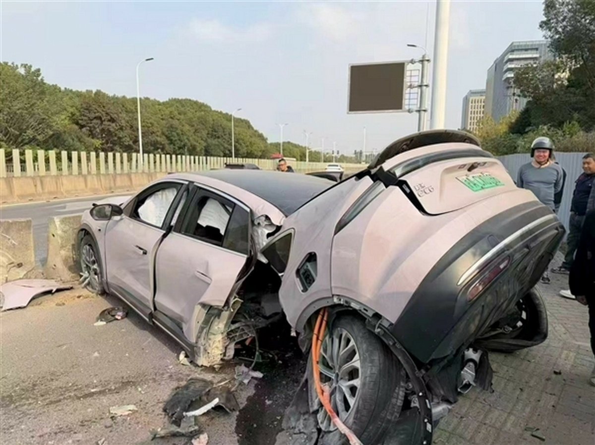 kewler79's tweet photo. @ferangoncrazy This is exactly why Chinese garbage is not allowed in US. 

Chinese electric SUV splits in half from all that TORQUE at the rear wheels🤣 https://t.co/VanGptPVf3