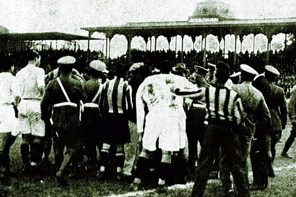 TrincheroDNorte's tweet photo. Hoy se cumplen 98 años del primer clásico del fútbol peruano. 

Importante decir que fue el primer ABANDONO del club de rayas. 

Venían de ser campeón, de ganar por goleada a los demás equipos, de tener una supremacía, estaban todos soberbios, miraban por encima del hombro a los demás equipos, se creían los mejores. Pero llegó la U y les ganó. 

Tanta fue su frustración en el partido que comenzaron a agarrar a patadas a los disciplinados jugadores de la U. Fueron expulsados 5 cagones. Luego de ello pitaron un penal a favor de la U (lo que iba a ser el 2 a 0) pero el jugador Filomeno García comenzó a agredir a jugadores… pero también a los asistentes. Lo que no se esperó es que los asistentes respondieran a las agresiones usando sus bastones, parte de la vestimenta de aquella época. 

Los jugadores cagones huyeron, no continuaron el partido, el penal a nuestro favor no se pudo ejecutar y el marcador quedó registrado en 1 - 0 a favor de la U, porque el árbitro dio por concluido el encuentro. 

Pasaron 98 años y nos echan sal a los camerinos, apagan las luces, no dejan que nuestros dirigentes vean el partido, mandan cartas para perjudicarnos. Su odio insano nació exactamente hace 98 años en un día como hoy.