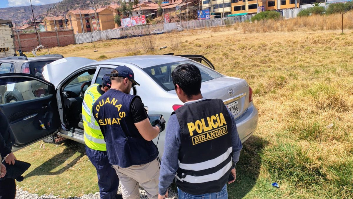 SUNATOficial's tweet photo. 🚨 Nuevo golpe al narcotráfico

En la ruta Cusco–Abancay, la #Sunat, en coordinación con la @PoliciaPeru y @FiscaliaPeru, intervino dos mochilas con 18 paquetes tipo ladrillo que contenían más de 18 kg de clorhidrato de cocaína. https://t.co/jeFj4uLUrT