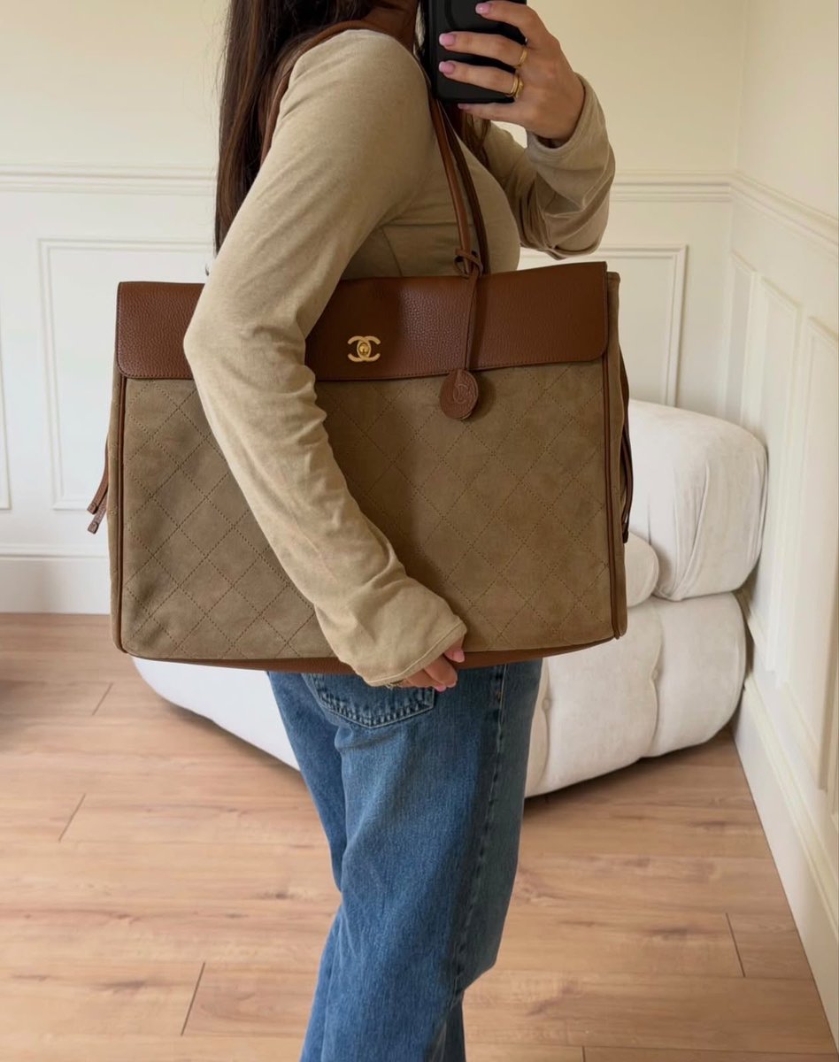 DubaiStyleChic's tweet photo. Quiet luxury, effortless style. 🤎✨
Timeless details, cozy textures, perfect pairing. #ChanelStyle #QuietLuxury #Fashion #LuxuryStyle #OOTD https://t.co/LDjTm6yhY0