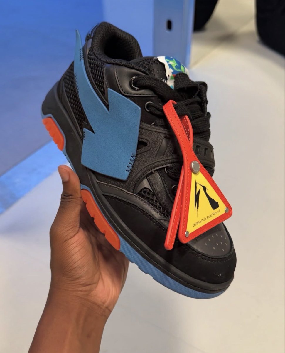 JustFreshKicks's tweet photo. IN HAND LOOK: Off-White x Kid Cudi “10x10” Collection 😳

🗓️ December 2026 https://t.co/fMsfnn8GtB