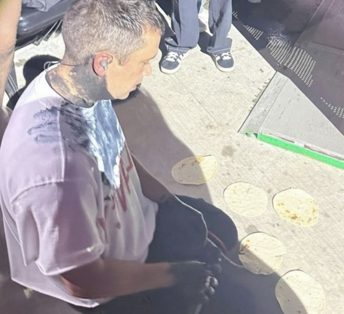 ephsoups's tweet photo. te estás riendo, pero a él se le cayeron el kilo de tortillas que le mandó a comprar su mamá ☹️ https://t.co/Y5ezbNrdF7
