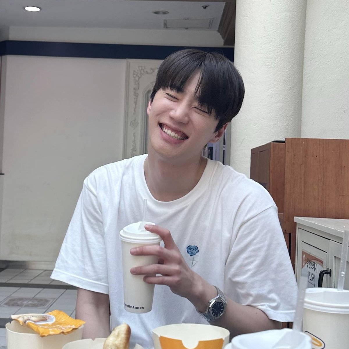havxablueday's tweet photo. 강비오 사진첩 3할은 지 셀카 + 7할은 지 남친이심 https://t.co/tUqYJT1AuA