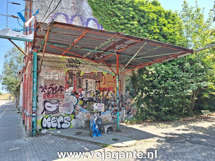 vojagante's tweet photo. 🏚️ Jarenlang leek Doel gedoemd te verdwijnen.

Het Belgische dorp liep leeg en vervallen gebouwen werden het domein van graffiti-artiesten. Nu mag Doel blijven en wordt er weer geïnvesteerd in het dorp.

Misschien wordt deze foto dus zelf geschiedenis.

#doel #urbex #belgie https://t.co/X4crmgU2Jv