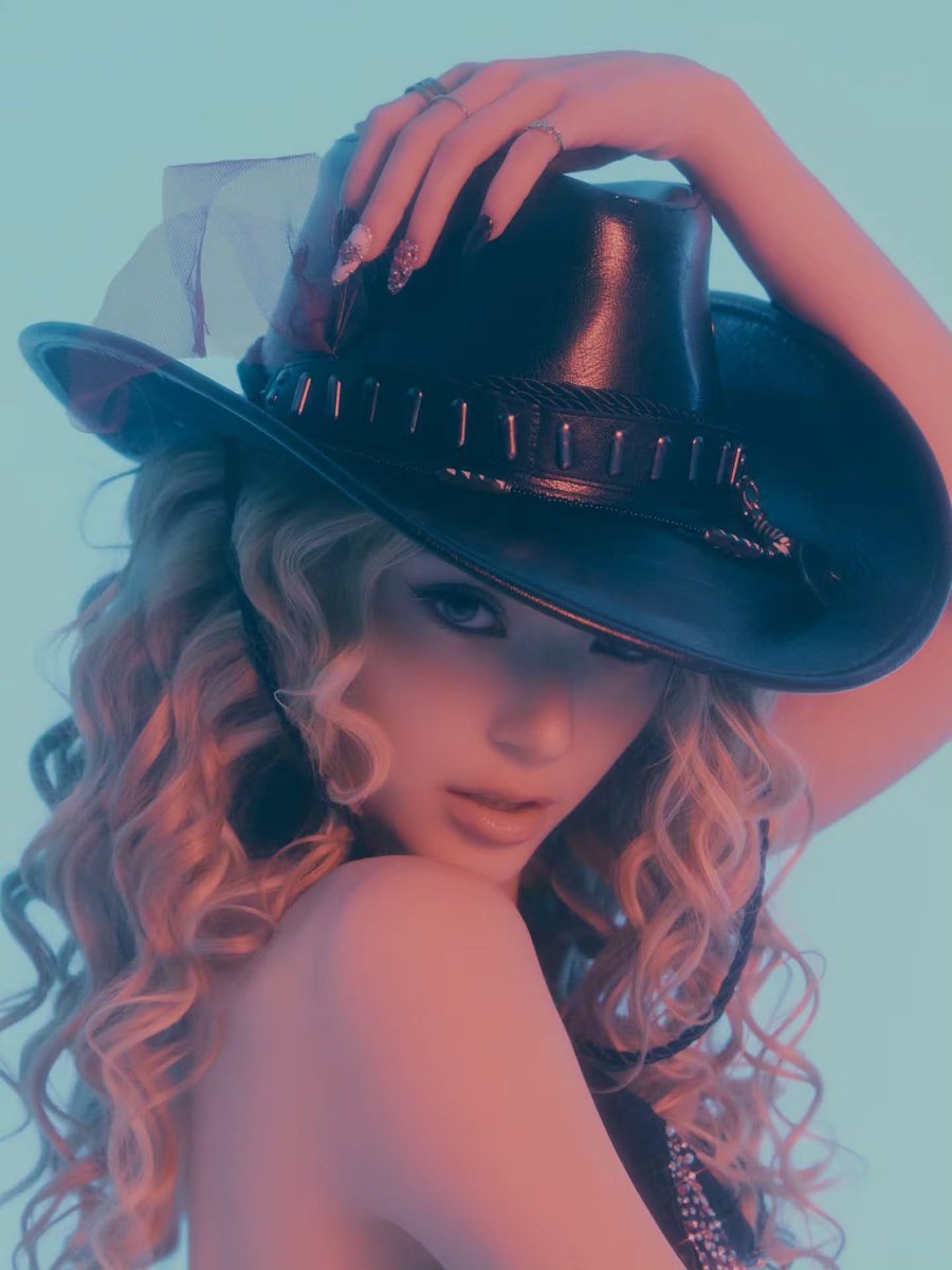 vikadwvxz's tweet photo. NOVA !? OMG 
#xin https://t.co/RZniNiHEip