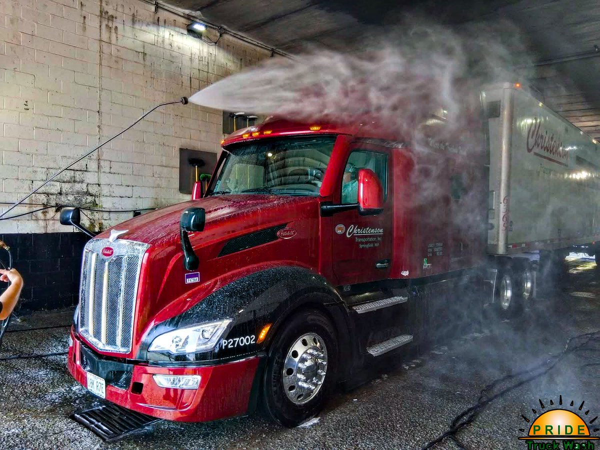 PRIDETruckWash's tweet photo. Bret's Pete getting a little soak before the heading back to his journey!
-Christenson-
Location: Pride Truck Wash- Knoxville, TN
#Peterbilt #Truckwash #Trucking #TruckDriver #LoyalCustomer https://t.co/Cb22wTG0bJ