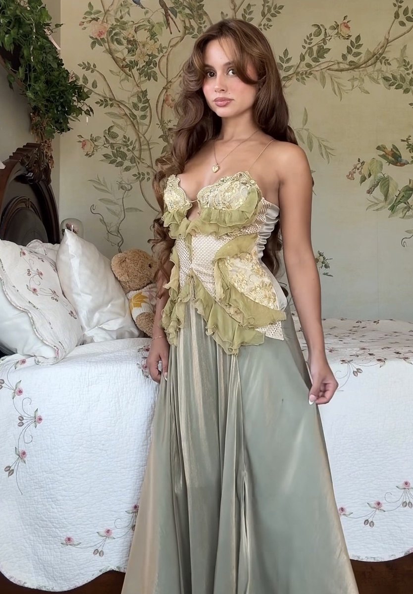 delicatcflowcr's tweet photo. feeling like a goddess. https://t.co/dO0vHyLPsM