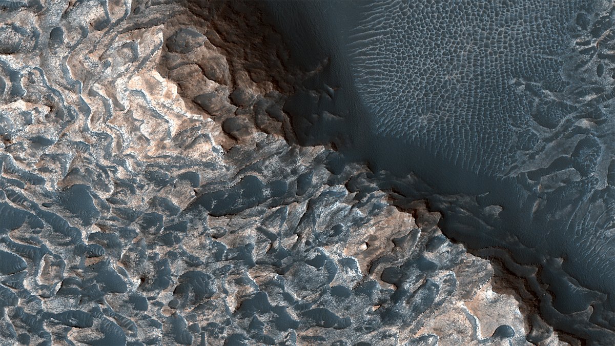 NASAMars's tweet photo. Layered beauty 😍 

The Arabia Terra region on Mars has deposits that preserve a record of the planet’s ancient climate. The rhythmic nature of the layers could be due to cyclic processes, such as dust storms, perhaps involving groundwater.  1/2 https://t.co/dymebAZmkv