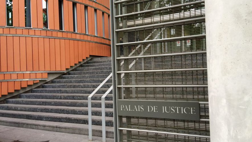 F_Desouche's tweet photo. Toulouse : deux étrangers, un père et son fils, devant la justice pour des dizaines de vols de câbles. Depuis leur arrivée en France en 2002 et 2014, ils accumulent les délits : vols, refus d'obtempérer, violences aggravées avec arme…

 https://t.co/NTagan7EU5 https://t.co/xaXK6ZZiz5