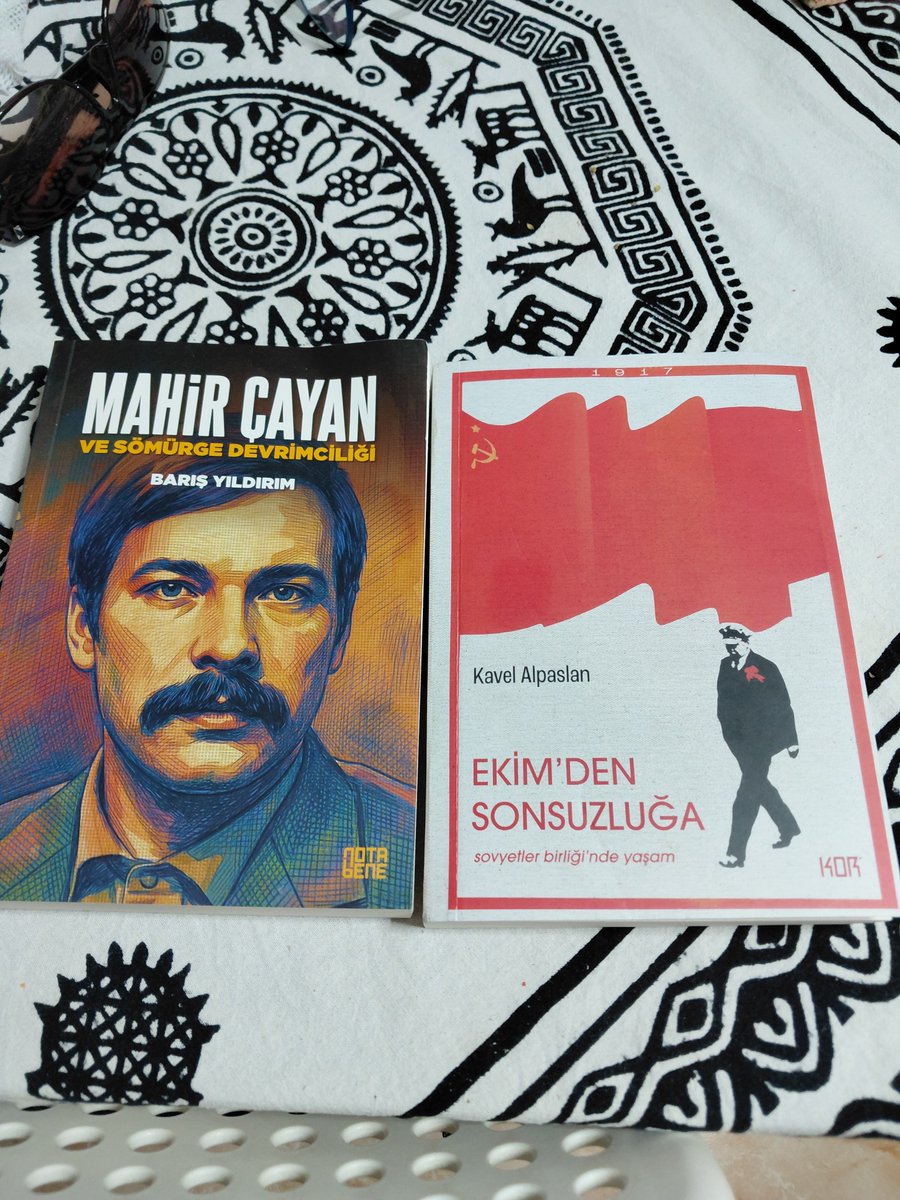 Lightlighty3's tweet photo. İki genç arkadaşımızın emeklerinin sonucu, iki güzel kitap. Okuyalım bakalım... https://t.co/Wynxnxryca