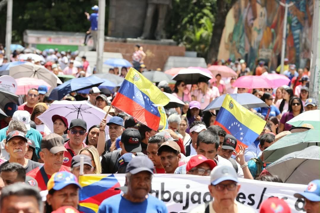 PartidoPSUV's tweet photo. "Nuestra hermana Delcy va a llevar la voz de los pueblos con su rebeldía, con su valentía y su dignidad de mujer venezolana con la voz de la verdad. La verdad es irrefutable, es terca. No hay forma de derrotar la verdad", Diosdado Cabello, secretario general del PSUV. 

#VenezuelaEnLaONU 
#TriunfaLaDiplomacia