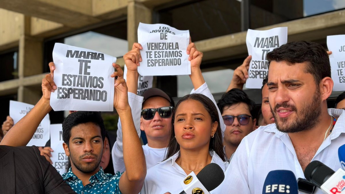 OrlvndoA's tweet photo. #AHORA | "¡María, te estamos esperando!".

Estudiantes venezolanos protestan en el principal aeropuerto de Venezuela por el impedimento a María Corina Machado de regresar a su país. https://t.co/poSzhzcS66
