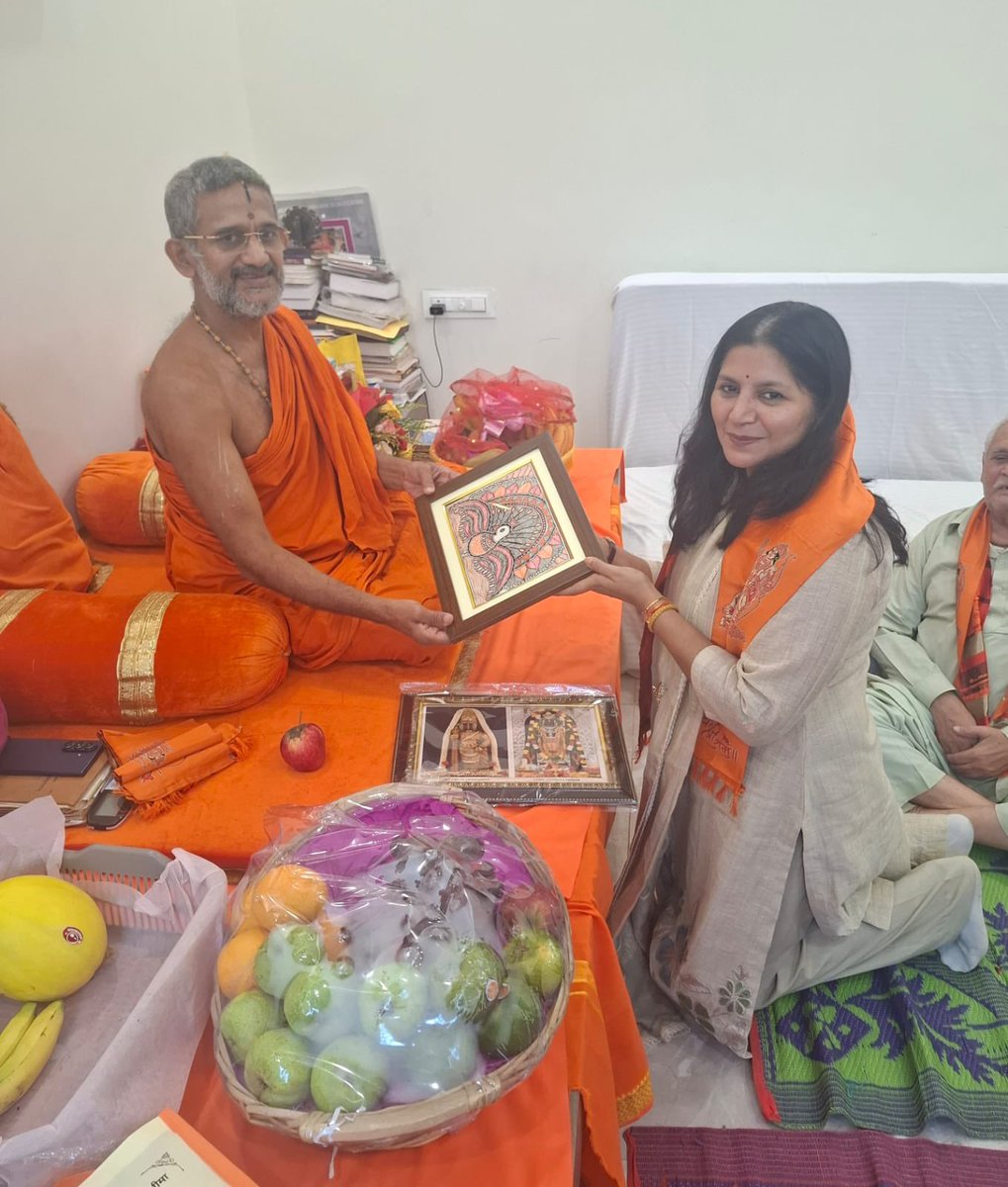 richapandey's tweet photo. धर्म, भक्ति और संतों के सान्निध्य से बढ़कर जीवन में कोई सौभाग्य नहीं। 🙏

आज वसंत कुंज स्थित वेद व्यास गुरुकुल में 39वें चातुर्मास्य व्रत के अवसर पर पूज्य श्री श्री विश्वप्रसन्न तीर्थ स्वामीजी, जगद्गुरु श्री मध्वाचार्य संस्थान, श्री पेजावर मठ, उडुपी के पावन सान्निध्य में दर्शन एवं आशीर्वाद प्राप्त करने का परम सौभाग्य मिला।

पावन विनायक चतुर्थी के शुभ अवसर पर भगवान श्री विट्ठल के चरणों में प्रार्थना अर्पित कर पूज्य स्वामीजी का आशीर्वाद प्राप्त करना मेरे लिए अत्यंत आध्यात्मिक एवं अविस्मरणीय अनुभव रहा।

भगवान श्री गणेश एवं श्री विट्ठल की कृपा सभी पर बनी रहे। 🙏🪷

#VinayakChaturthi #GaneshChaturthi #SriVitthal #PejawarMath #Chaturmasya #SanatanDharma #Blessings