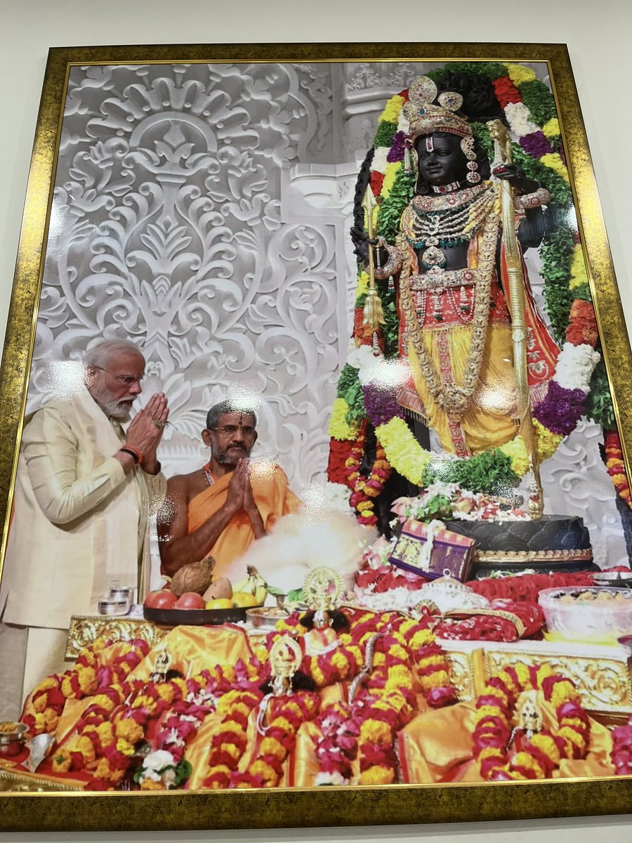richapandey's tweet photo. धर्म, भक्ति और संतों के सान्निध्य से बढ़कर जीवन में कोई सौभाग्य नहीं। 🙏

आज वसंत कुंज स्थित वेद व्यास गुरुकुल में 39वें चातुर्मास्य व्रत के अवसर पर पूज्य श्री श्री विश्वप्रसन्न तीर्थ स्वामीजी, जगद्गुरु श्री मध्वाचार्य संस्थान, श्री पेजावर मठ, उडुपी के पावन सान्निध्य में दर्शन एवं आशीर्वाद प्राप्त करने का परम सौभाग्य मिला।

पावन विनायक चतुर्थी के शुभ अवसर पर भगवान श्री विट्ठल के चरणों में प्रार्थना अर्पित कर पूज्य स्वामीजी का आशीर्वाद प्राप्त करना मेरे लिए अत्यंत आध्यात्मिक एवं अविस्मरणीय अनुभव रहा।

भगवान श्री गणेश एवं श्री विट्ठल की कृपा सभी पर बनी रहे। 🙏🪷

#VinayakChaturthi #GaneshChaturthi #SriVitthal #PejawarMath #Chaturmasya #SanatanDharma #Blessings