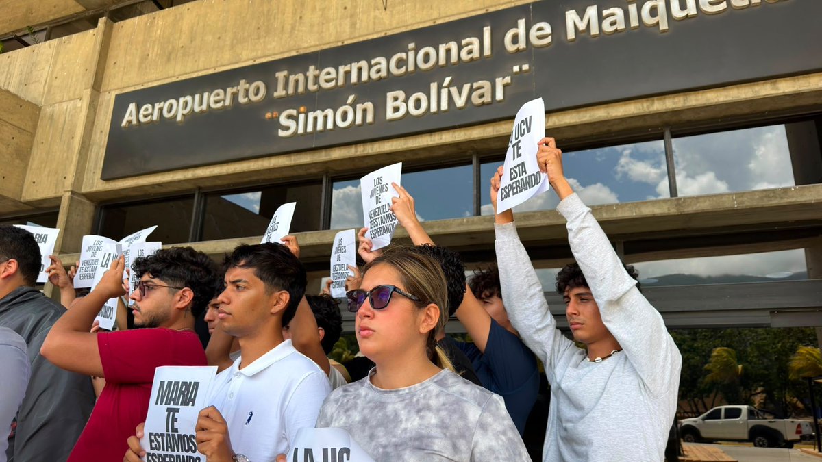 richardhblanco's tweet photo. #PROTESTA Estudiantes venezolanos van a Maiquetía, aeropuerto internacional de Venezuela, y piden que regrese María Corina Machado. https://t.co/MEVRwrmGAX