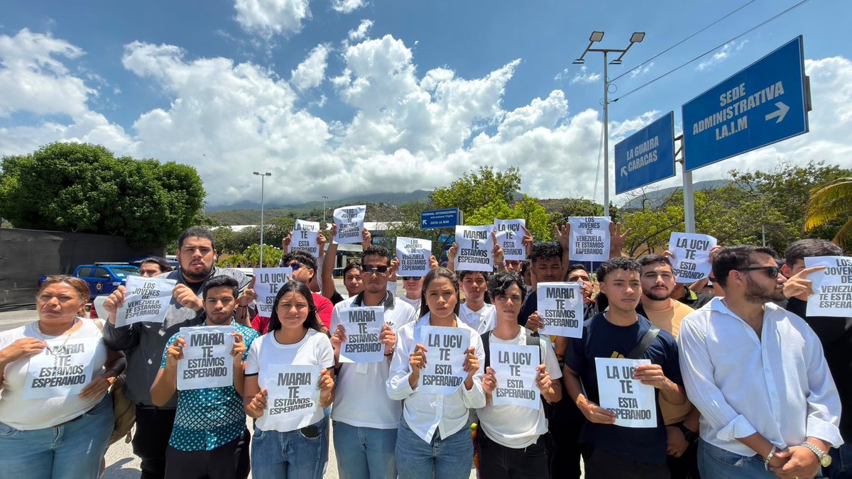 richardhblanco's tweet photo. #PROTESTA Estudiantes venezolanos van a Maiquetía, aeropuerto internacional de Venezuela, y piden que regrese María Corina Machado. https://t.co/MEVRwrmGAX