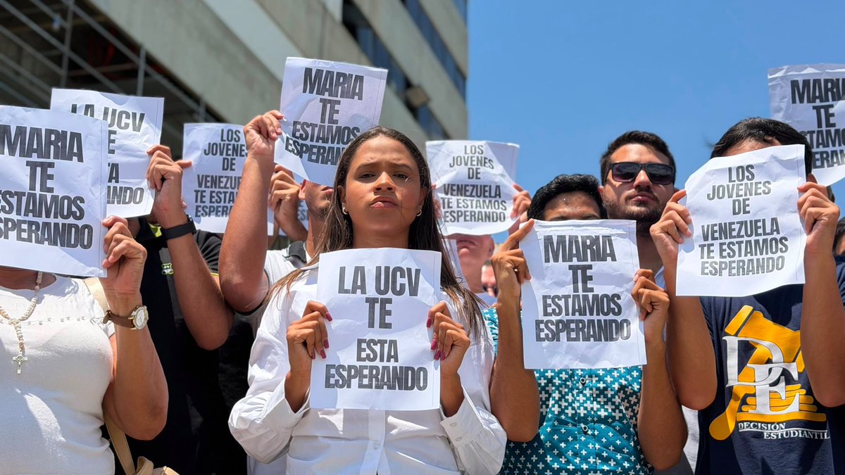 richardhblanco's tweet photo. #PROTESTA Estudiantes venezolanos van a Maiquetía, aeropuerto internacional de Venezuela, y piden que regrese María Corina Machado. https://t.co/MEVRwrmGAX
