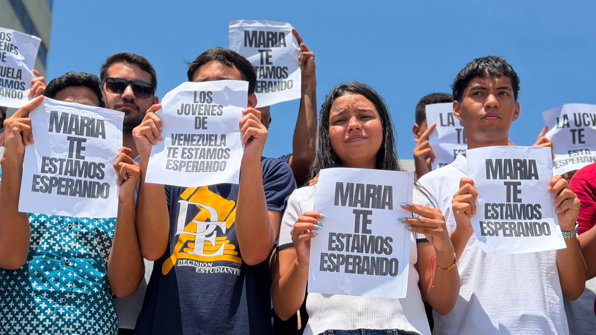 richardhblanco's tweet photo. #PROTESTA Estudiantes venezolanos van a Maiquetía, aeropuerto internacional de Venezuela, y piden que regrese María Corina Machado. https://t.co/MEVRwrmGAX