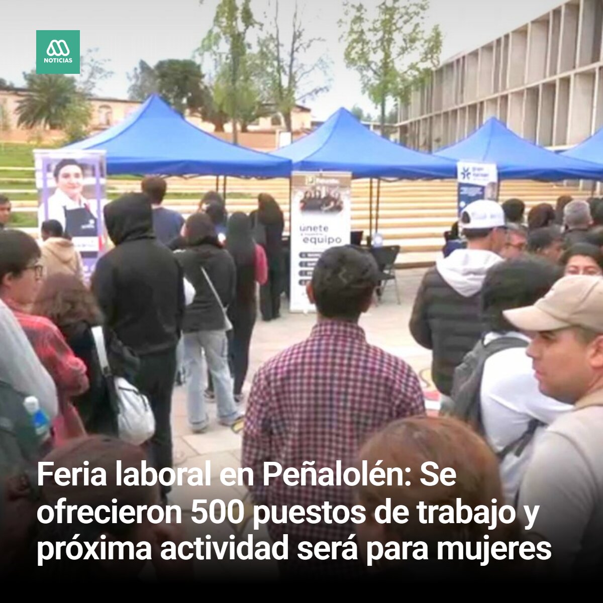 meganoticiascl's tweet photo. 🤓 Cientos de personas concurrieron para postular a algunos de los 500 puestos de trabajo que se ofrecieron. https://t.co/01ZDlXKgM6