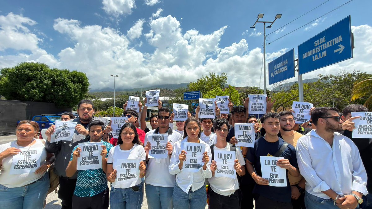 Gbastidas's tweet photo. AHORA: Estudiantes protestan en el Aeropuerto Internacional de Maiquetía en rechazo al impedimento para el regreso de @MariaCorinaYA a Venezuela.

“María, te estamos esperando”. https://t.co/Au5ctNWSNJ