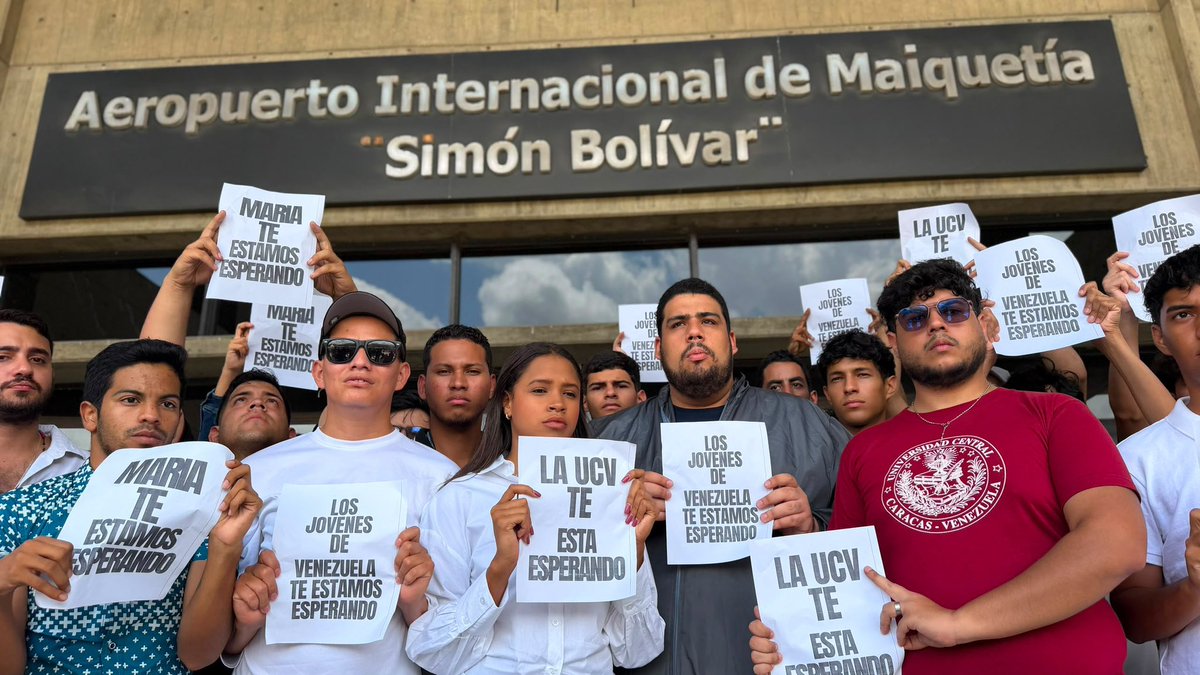 Gbastidas's tweet photo. AHORA: Estudiantes protestan en el Aeropuerto Internacional de Maiquetía en rechazo al impedimento para el regreso de @MariaCorinaYA a Venezuela.

“María, te estamos esperando”. https://t.co/Au5ctNWSNJ