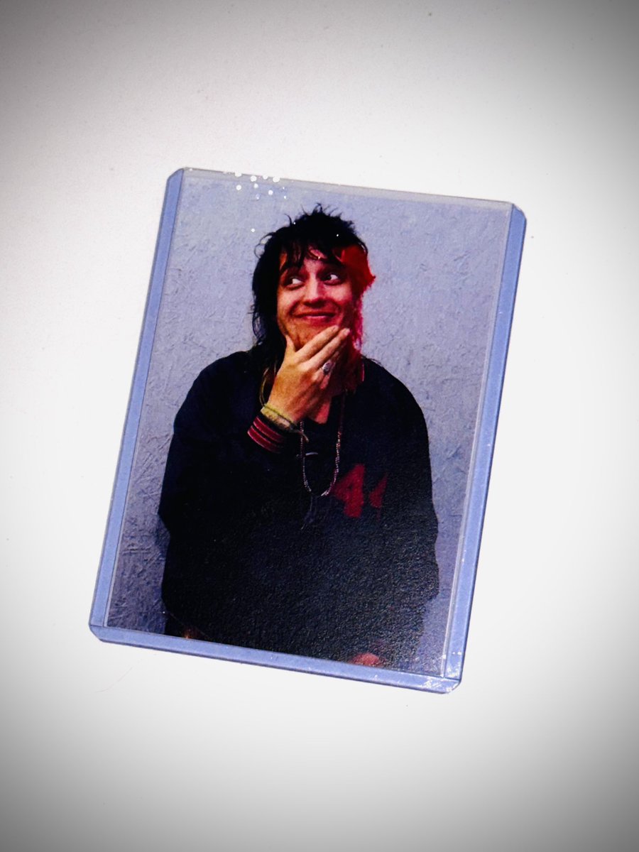 watersonazareth's tweet photo. @edineisdead MY JULIAN CARD I NEVER BOTHERED DECORATING https://t.co/0twcIN8YXO