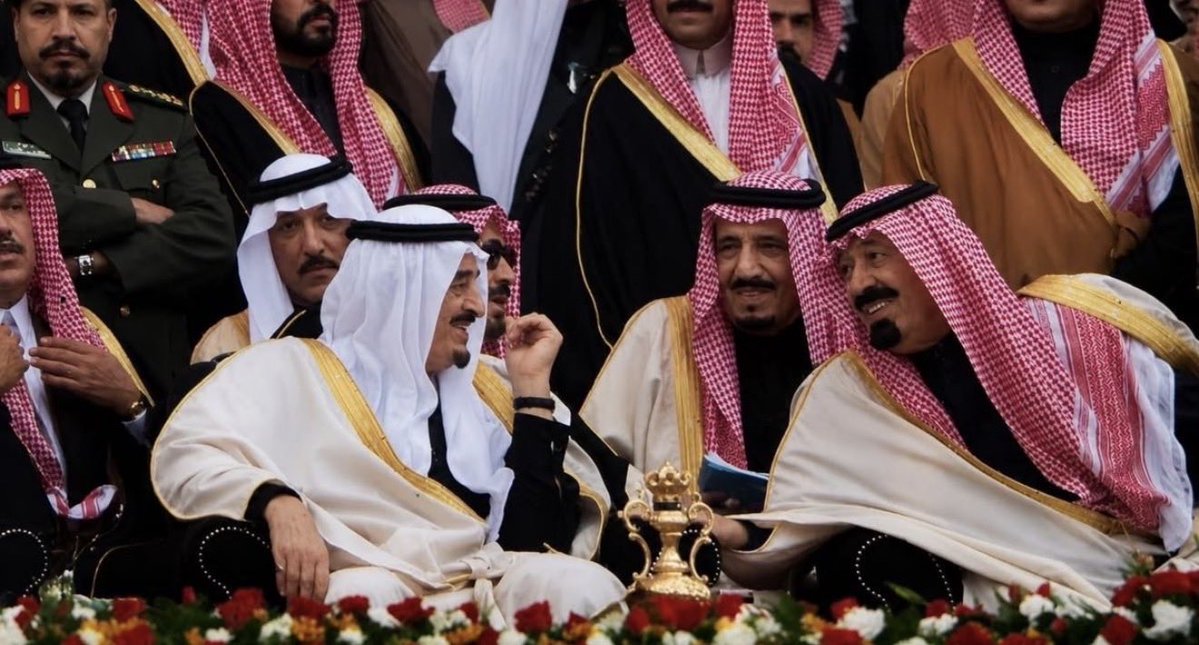 1ProFin's tweet photo. سعوديين لامسنا مفاريع الكواكب لمس
وطنا قبلة الدنيا وتاج العز و الغرّه 

سعوديين قرَّينا وعلمنا الليالي الدّرس
وخطينا سطور المجد في بحره و في برّه 

روينا من مباهيل المفاخر لين قلنا بس 
عليها الدور تَرْوينا مفاخرنا وهي حرَّه https://t.co/KxuoKKJcD5
