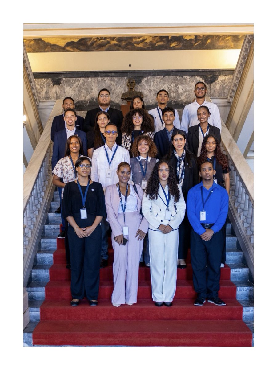 JuventudRD's tweet photo. Conocer el lugar donde se toman importantes decisiones para el país también es parte de aprender a servir. 🇩🇴 https://t.co/ECsMlyyncJ