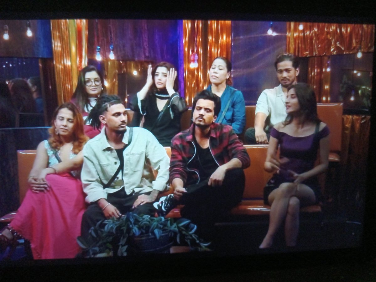 partyyliciousss's tweet photo. Kanika is sitting with this gang. 
Hmm interesting... https://t.co/rCeOdDAdE2