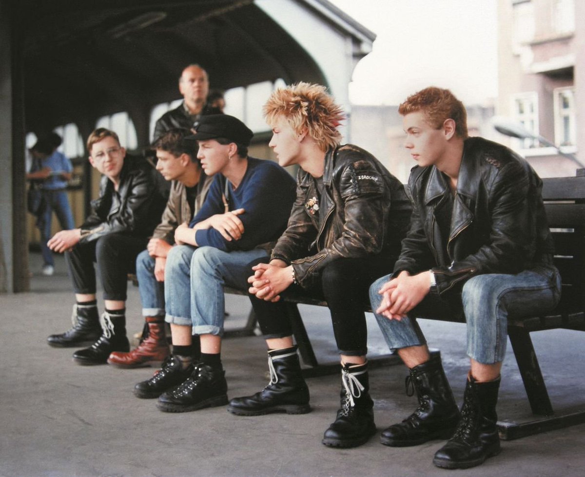 GDRvisuals's tweet photo. East German punks at Schönhauser Allee station, East Berlin, 1988. https://t.co/BWyAjupoYs