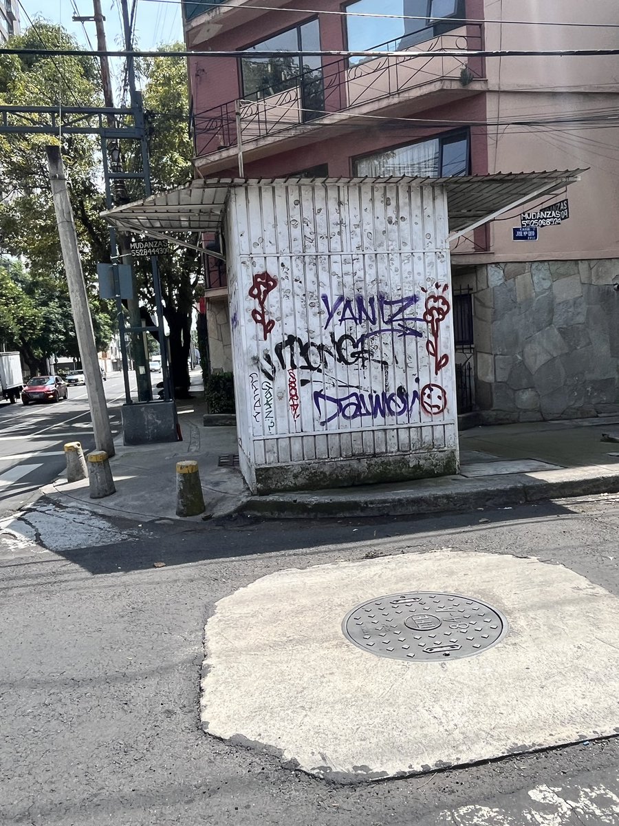Delvalle_Quejas's tweet photo. Buenos días @LuisMendozaBJ @AccionesBJ @BJAlcaldia nuevamente solicitamos verificar Puesto ambulante en estado de Abandono para su retiro, ya que obstaculiza el paso de peatones en la Av. José María Rico esquina con la Av. Gabriel Mancera, Colonia del Valle.@supercivicosmx https://t.co/SZOo8cKpYZ