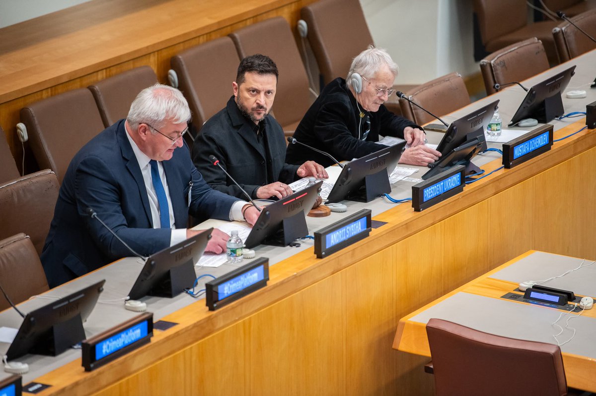 JJansaSDS's tweet photo. Z voditelji držav na 6. Krimski platformi v New Yorku. 

Naslov tega vrha, Preizkus enotnosti - Poziv k ukrepanju, natančno povzema odločitev, ki je pred nami.

Suverenost. Ozemeljska celovitost. Prepoved pridobivanja ozemlja s silo. Ta načela ne smejo biti odvisna od geografskega položaja, velikosti ali moči države. 

Enako morajo veljati za vse.

Prav zato je bila ustanovljena Organizacija združenih narodov. In prav zato je vprašanje Krima pomembno daleč onkraj meja Ukrajine.

Za mojo državo, za Slovenijo, to pomeni nadaljnjo podporo Ukrajini pri obrambi njene suverenosti in ozemeljske celovitosti. Pomeni politično, vojaško, humanitarno in finančno pomoč. Pomeni ohranjanje pritiska na Rusijo, prizadevanja za odgovornost za kršitve mednarodnega prava ter zavračanje vseh poskusov normalizacije okupacije ali ozemeljskih osvojitev. 

Slovenija stoji ob strani Ukrajini. Krim je Ukrajina. Slava Ukrajini!