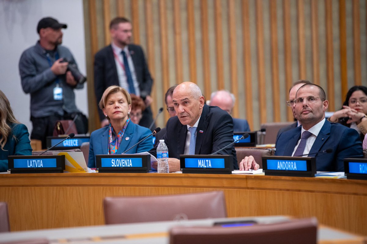 JJansaSDS's tweet photo. Z voditelji držav na 6. Krimski platformi v New Yorku. 

Naslov tega vrha, Preizkus enotnosti - Poziv k ukrepanju, natančno povzema odločitev, ki je pred nami.

Suverenost. Ozemeljska celovitost. Prepoved pridobivanja ozemlja s silo. Ta načela ne smejo biti odvisna od geografskega položaja, velikosti ali moči države. 

Enako morajo veljati za vse.

Prav zato je bila ustanovljena Organizacija združenih narodov. In prav zato je vprašanje Krima pomembno daleč onkraj meja Ukrajine.

Za mojo državo, za Slovenijo, to pomeni nadaljnjo podporo Ukrajini pri obrambi njene suverenosti in ozemeljske celovitosti. Pomeni politično, vojaško, humanitarno in finančno pomoč. Pomeni ohranjanje pritiska na Rusijo, prizadevanja za odgovornost za kršitve mednarodnega prava ter zavračanje vseh poskusov normalizacije okupacije ali ozemeljskih osvojitev. 

Slovenija stoji ob strani Ukrajini. Krim je Ukrajina. Slava Ukrajini!