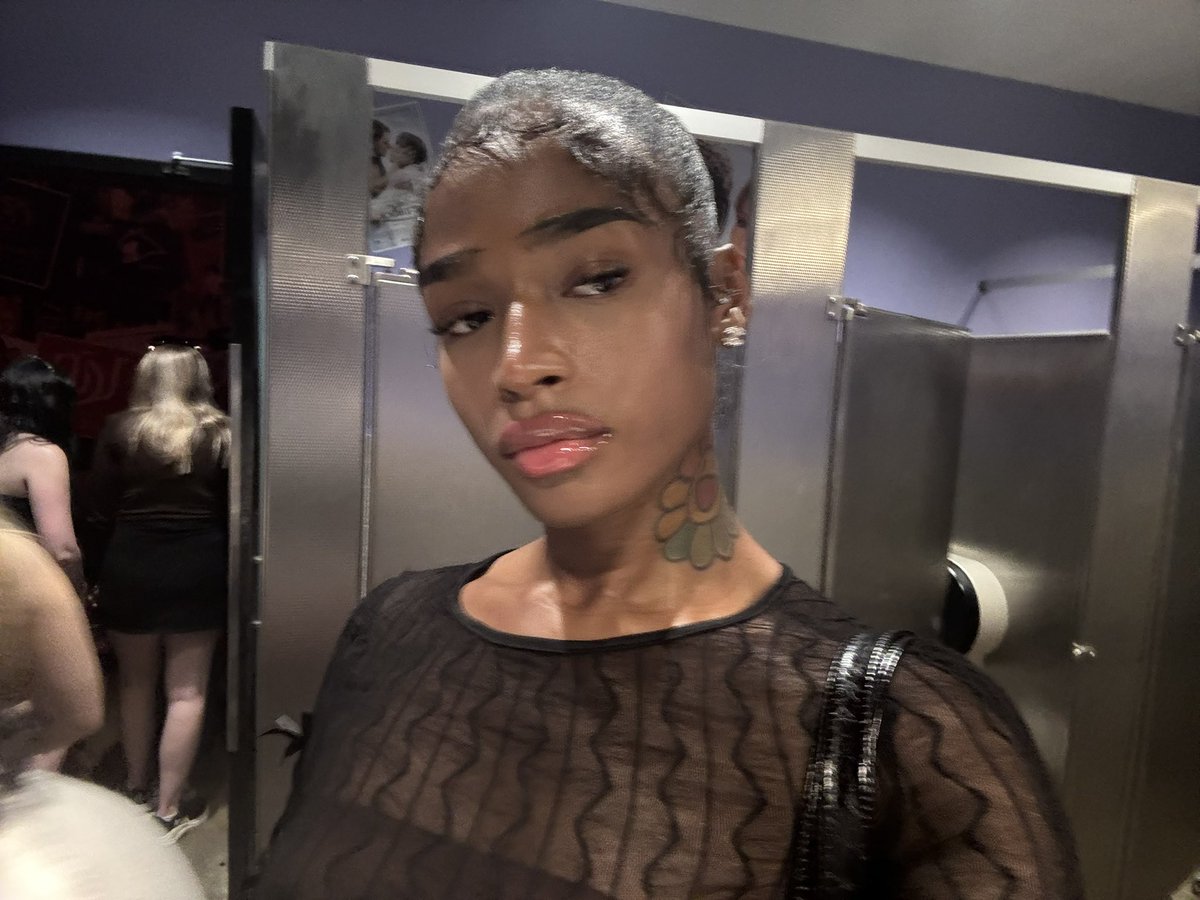 5StarrBluu_'s tweet photo. Can I be yours? 🙇🏾‍♀️ https://t.co/zFUQnVyCm6
