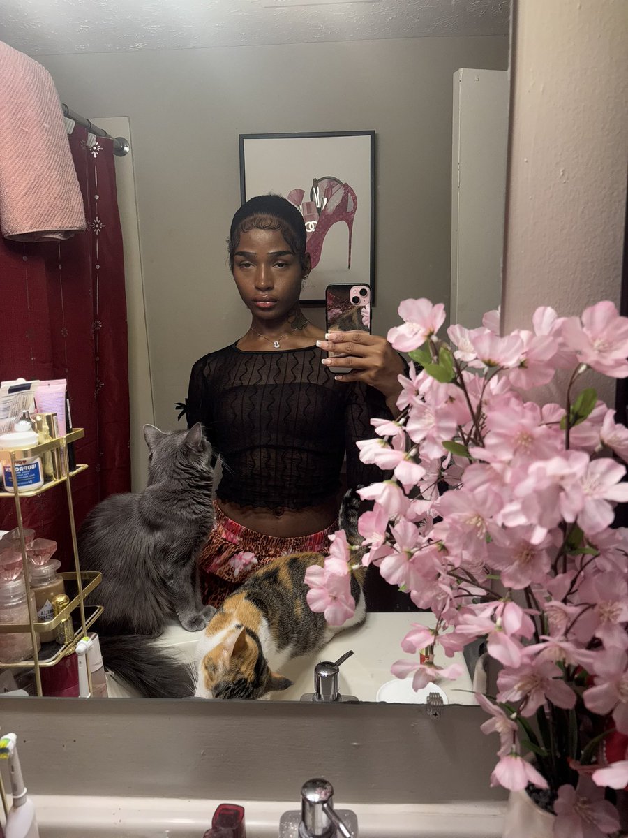 5StarrBluu_'s tweet photo. Club Type Shyt 💃🏾🌺🌸 https://t.co/tIDb9zkwMD