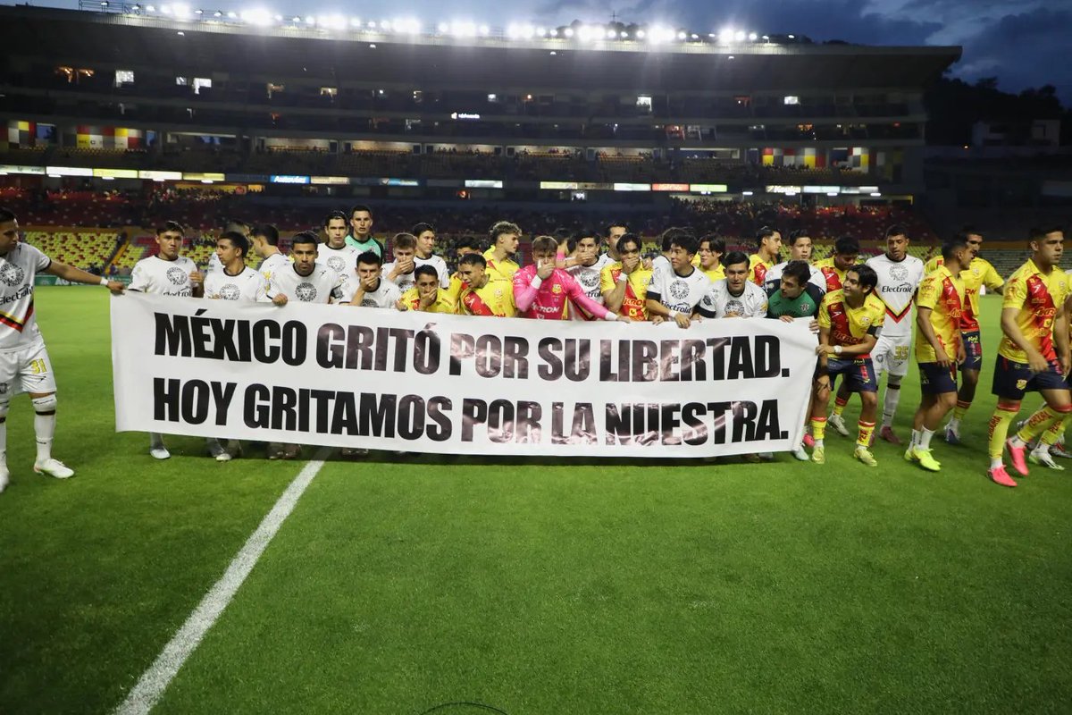 chicharisimo's tweet photo. La posibilidad de que avance esta propuesta es muy alta. Prácticamente todos los partidos están de acuerdo Por más que la femexfut y @RicardoBSalinas  salgan a llorar. El senador @ClementeCH redacto de modo que el ascenso pueda volver, en este hilo te explico porqué: https://t.co/jqfEyBRHnv