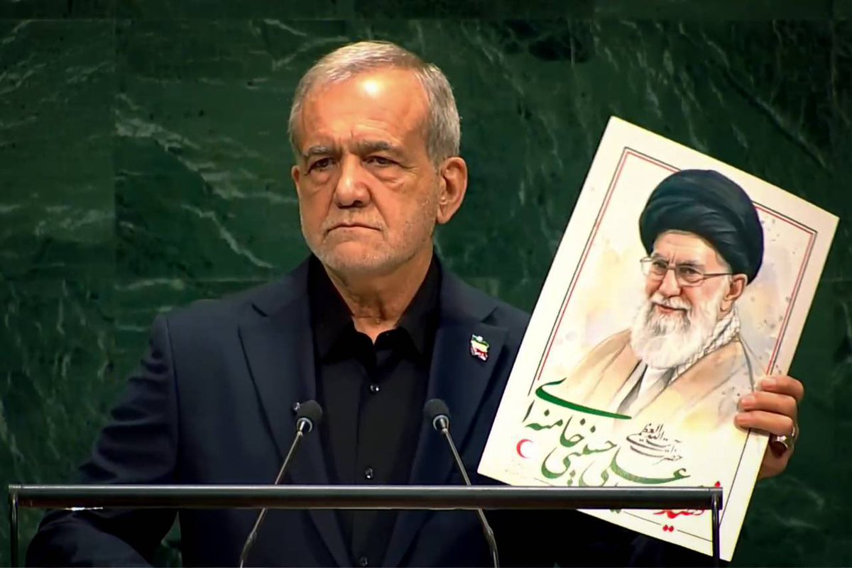 Rafiezadeh_A's tweet photo. بعضی سخنرانی‌ها در تاریخ می‌مانند،چون از جنس حقیقت‌اند.امروز در مجمع عمومی،#رئیس‌جمهور مثل همیشه استوار ایستاد،صریح و بی‌لرزه از ایرانِ مظلوم اما مقتدر گفت.این سخنان در روز پرچم،نشانه‌ای است که پرچم ایران را هیچ طوفانی نمی‌لرزاند.ما قربانی تروریسمیم،نه تروریست و این را جهان شنید https://t.co/zzLTB79Gyq