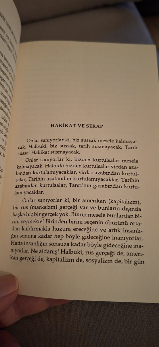 SabanAbak's tweet photo. Sayın Cumhurbaşkanının BM konuşmasında üstad Sezai Karakoç'tan yaptığı alıntı "şiir" değildir, düzyazıdır. Alıntı, Karakoç'un 1970'te 37 yaşındayken Diriliş dergisinde yazdığı "Hakikat ve Serap" başlıklı yazının girişidir. "Çağ ve İlham I" adlı eserinde yer alıyor. Tv'lerde "şiir" dendiğini sıkça duyunca söylemek istedim.