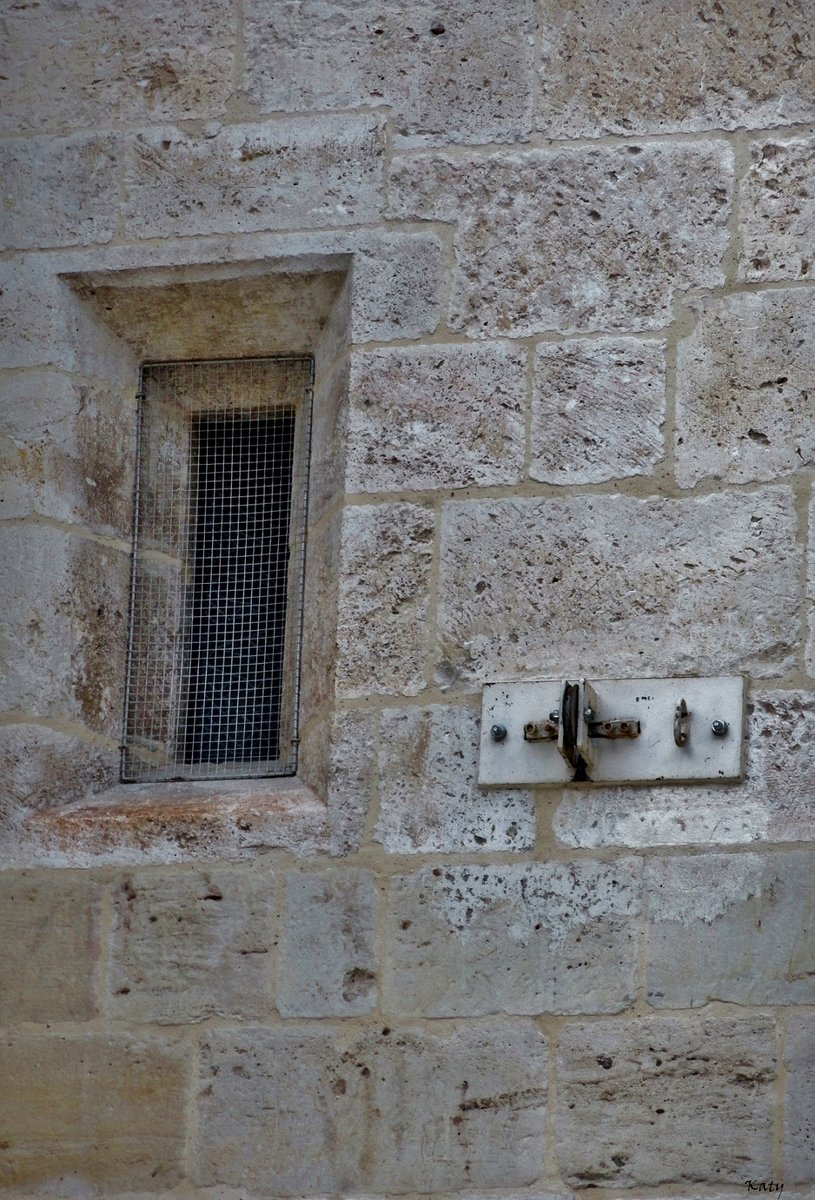 KatySnchez's tweet photo. Muro de piedra de sillería con una pequeña ventana estrecha protegida por una reja. #ventana #hacerfotos #historia #saetera #arquitectura https://t.co/qnXtp1cw9q