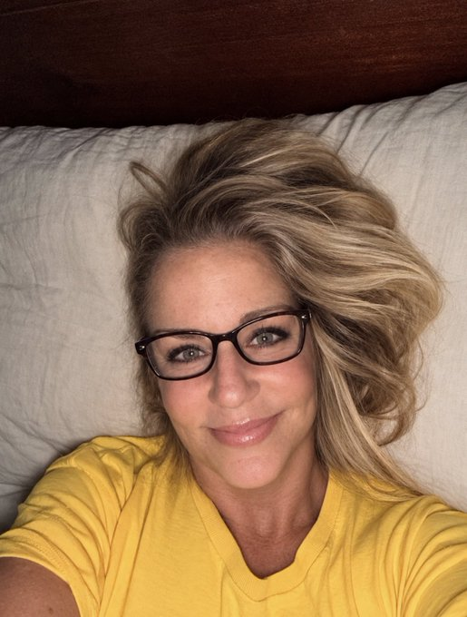 RoseRose88US's tweet photo. Would you date a 39 year old woman? 
◯ Yes ◯ No ◯ Depends https://t.co/HMrq02qu1m