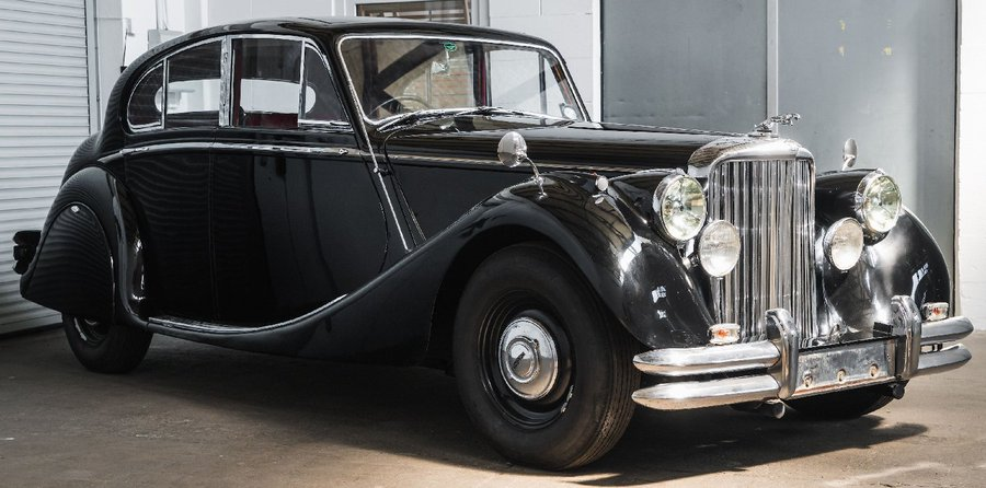 UltimativCars's tweet photo. #GoodwoodRevival2026
The #Jaguar #MarkV|#MkV (1948-51; 10.491 units) was made 9.502 #Saloon|s & 1.001 Drophead Coupés; of which the 3½ in 8.788 u. (incl. 7.815 Saloons).
This '49 3½ Saloon, est. at £30-40k was rightly sold for £10.925, as a fool mounted a modern hifi into it!🤯 https://t.co/hbUaX8j9Od