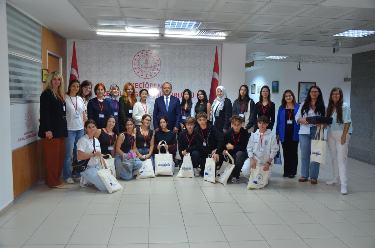 KeciorenMEM's tweet photo. Müdürlüğümüzün ortak olarak yer aldığı “Digital Leaders Today and Tomorrow (DIGI-LEAD)” Erasmus+ KA220 Projesi kapsamında Türkiye hareketliliği için Ankara’da bulunan Romanya, İspanya ve Malta’dan öğrenci ve öğretmenlerden oluşan proje ekibi, İlçe Millî Eğitim Müdürümüz Sayın İbrahim Şahin’i ziyaret etti.
Ziyarette, proje kapsamında yürütülen çalışmalar ve öğrencilerin dijital becerilerinin geliştirilmesine yönelik faaliyetler değerlendirildi.
23–25 Eylül 2026 tarihleri arasında gerçekleştirilen hareketlilik kapsamında öğrenciler; mobil uygulama geliştirme, 3D tasarım, web geliştirme ve kodlama alanlarında uygulamalı çalışmalara katılıyor.
Proje kapsamında öğrencilerin dijital yetkinliklerinin geliştirilmesi ve uluslararası iş birliği deneyimi kazanmaları hedefleniyor.
@ibrahimsah61 @Murat4Kucukali @MemAnkara @tcmeb