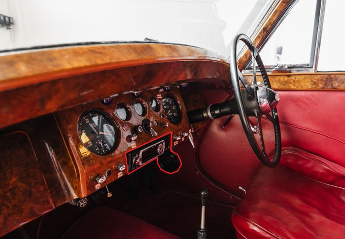 UltimativCars's tweet photo. #GoodwoodRevival2026
The #Jaguar #MarkV|#MkV (1948-51; 10.491 units) was made 9.502 #Saloon|s & 1.001 Drophead Coupés; of which the 3½ in 8.788 u. (incl. 7.815 Saloons).
This '49 3½ Saloon, est. at £30-40k was rightly sold for £10.925, as a fool mounted a modern hifi into it!🤯 https://t.co/hbUaX8j9Od