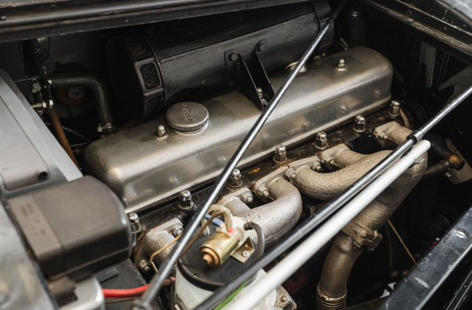 UltimativCars's tweet photo. #GoodwoodRevival2026
The #Jaguar #MarkV|#MkV (1948-51; 10.491 units) was made 9.502 #Saloon|s & 1.001 Drophead Coupés; of which the 3½ in 8.788 u. (incl. 7.815 Saloons).
This '49 3½ Saloon, est. at £30-40k was rightly sold for £10.925, as a fool mounted a modern hifi into it!🤯 https://t.co/hbUaX8j9Od