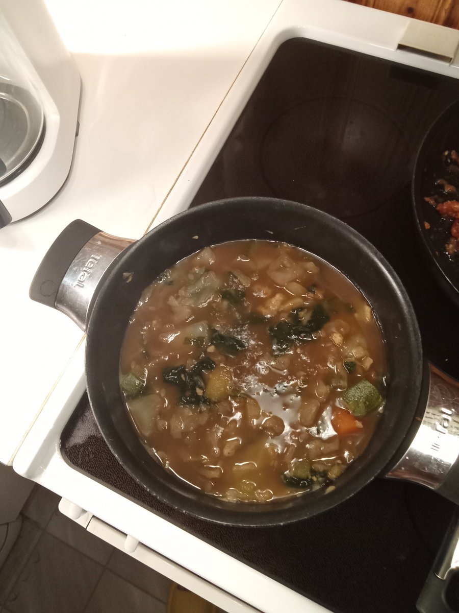 SigmaC65973's tweet photo. Cabbage soup which is ~550c for this WHOLE pot 👅👅 https://t.co/AhkOdEwD3e