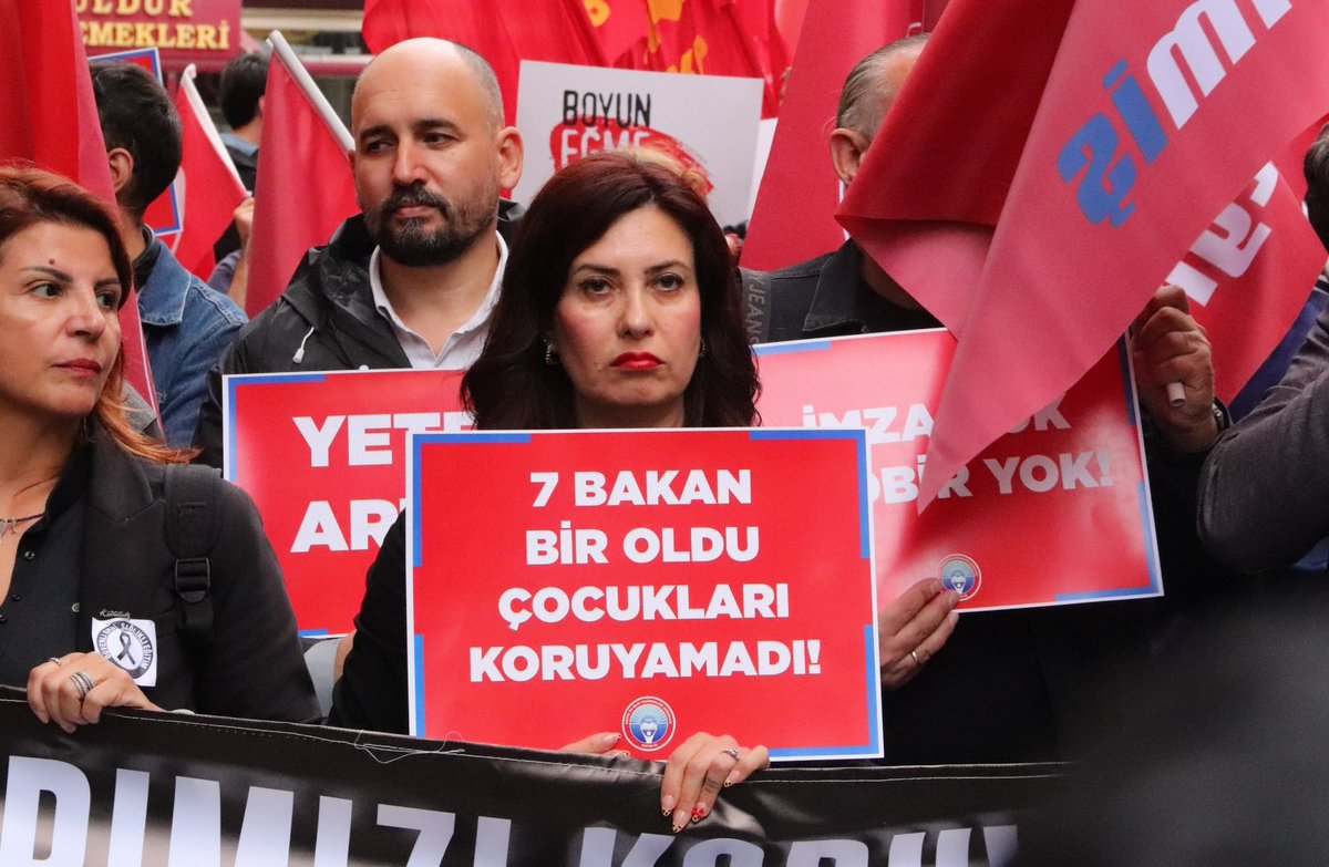 AnkaraTkp's tweet photo. Çocuklarımıza sahip çıkmak için Milli Eğitim Bakanlığına yürüyen öğretmenlerin yanındaydık. 

Çocukların aydınlık geleceği için, şiddeti normalleştiren, insan hayatını değerlesizleştiren, baştan aşağı çürümüş bu toplumsal düzeni değiştireceğiz. https://t.co/kBHcObxZOo